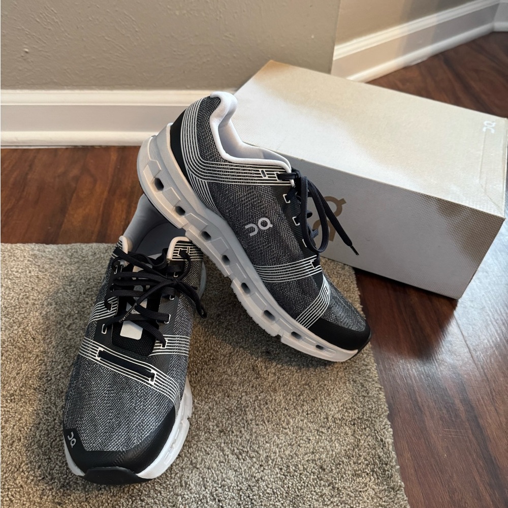 On Cloud Running Men's Gray and Black Shoe